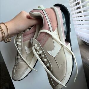 nike sneakers - women’s size 7.5